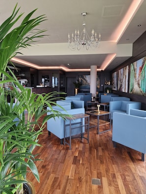 2 Bars/Lounges