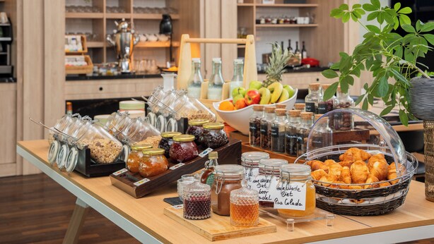 Een buffet met diverse gerechten en bijbehorende sauzen.
