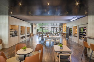 每日供应自助式早餐（每人 EUR 23）