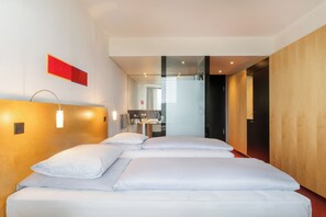 The Innside Twin Room | Seprai antialergi, minibar gratis, brankas, dan meja kerja
