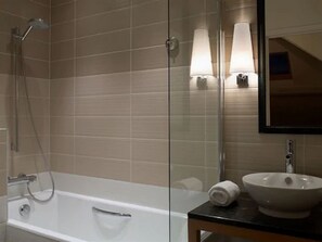 Junior Quadruple Room | Bathroom - WHO - Windsor Hotel Opera (Paris)