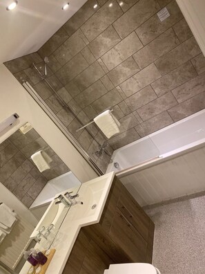 Standard Twin Room | Bathroom | Shower, hair dryer, towels