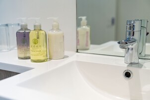 Secador de pelo, toallas, jabón y champú