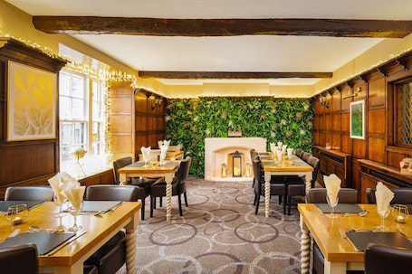 Se sirven desayunos, almuerzos y cenas; cocina británica