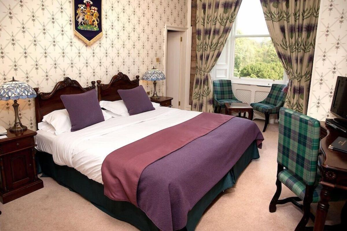 Desk, laptop workspace, iron/ironing board, free WiFi