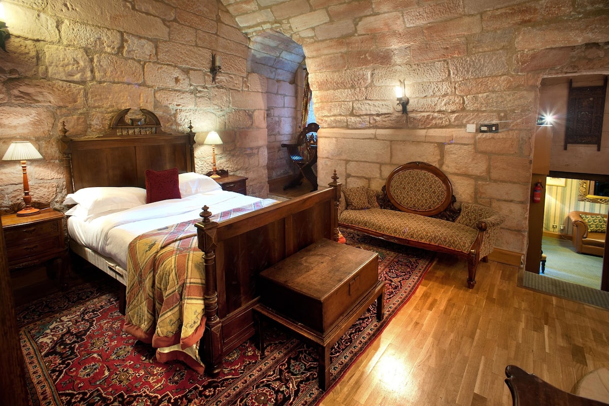 honeymoon suite, 1 king bed | 1 bedroom, iron/ironing board, free wifi, bed sheets