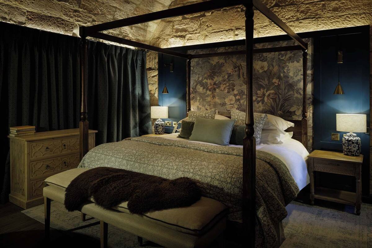 Feature Room with Vaulted Well Room