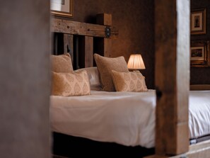 Themed Four Poster | Desk, laptop workspace, iron/ironing board, free WiFi - Dalhousie Castle (Bonnyrigg)