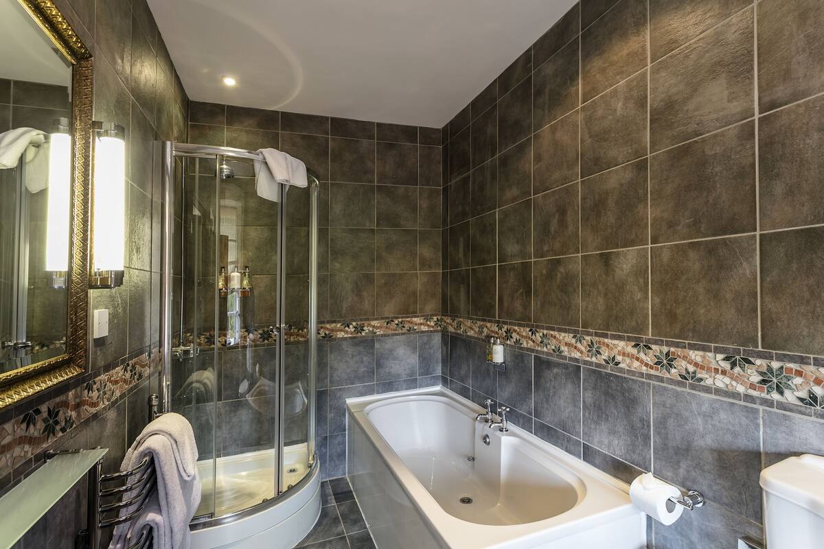 themed four poster | bathroom | combined shower/bathtub, free toiletries, hair dryer, bathrobes