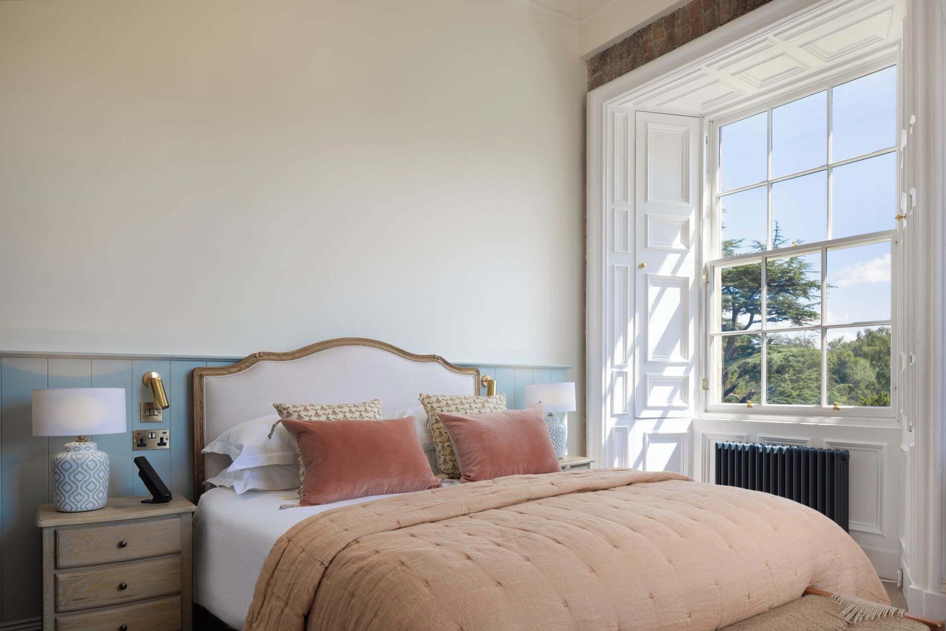 Castle Deluxe Room | Desk, laptop workspace, iron/ironing board, WiFi (free)