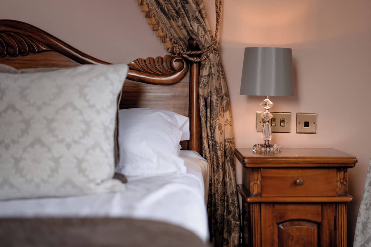 Classic Twin Room | 1 bedroom, iron/ironing board, free WiFi, bed sheets