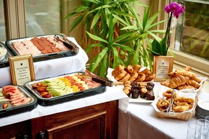 Free daily English breakfast 