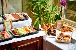 Free daily English breakfast