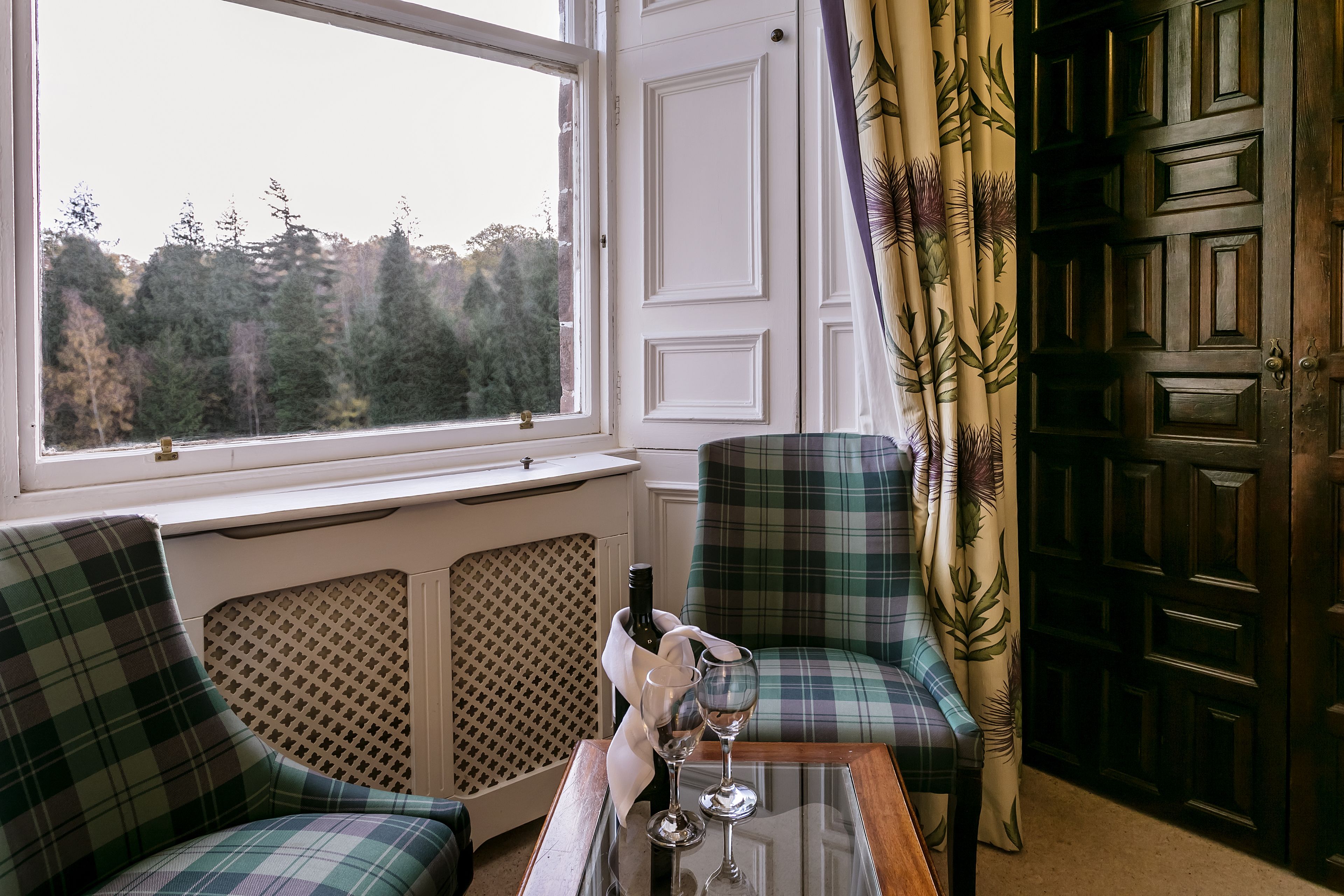 themed twin room | living area | flat-screen tv