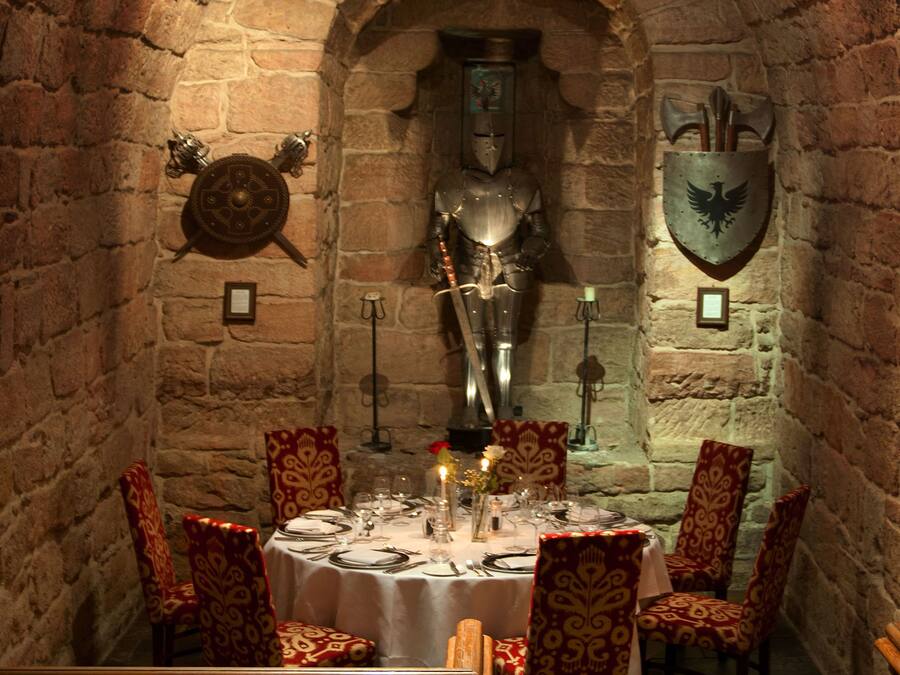 2 ravintolaa, paikallinen keittiö