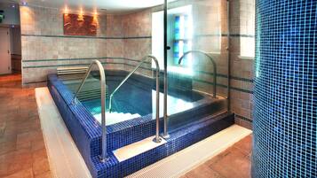 Bañera de hidromasaje cubierta