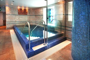 Indoor spa tub