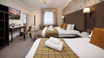 Driepersoonskamer | Een bureau, een strijkplank/strijkijzer, gratis wifi