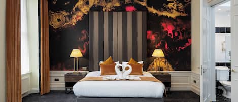 Escritorio, tabla de planchar con plancha y wifi gratis