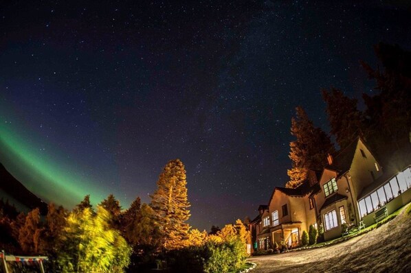 Fachada da propriedade à noite