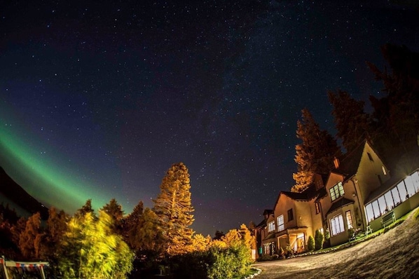 Façade de l’hébergement  – soirée/nuit