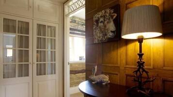 Quarto casal luxo, 1 quarto, vista para o jardim, no jardim | Roupas de cama premium, cofres nos quartos, escrivaninha