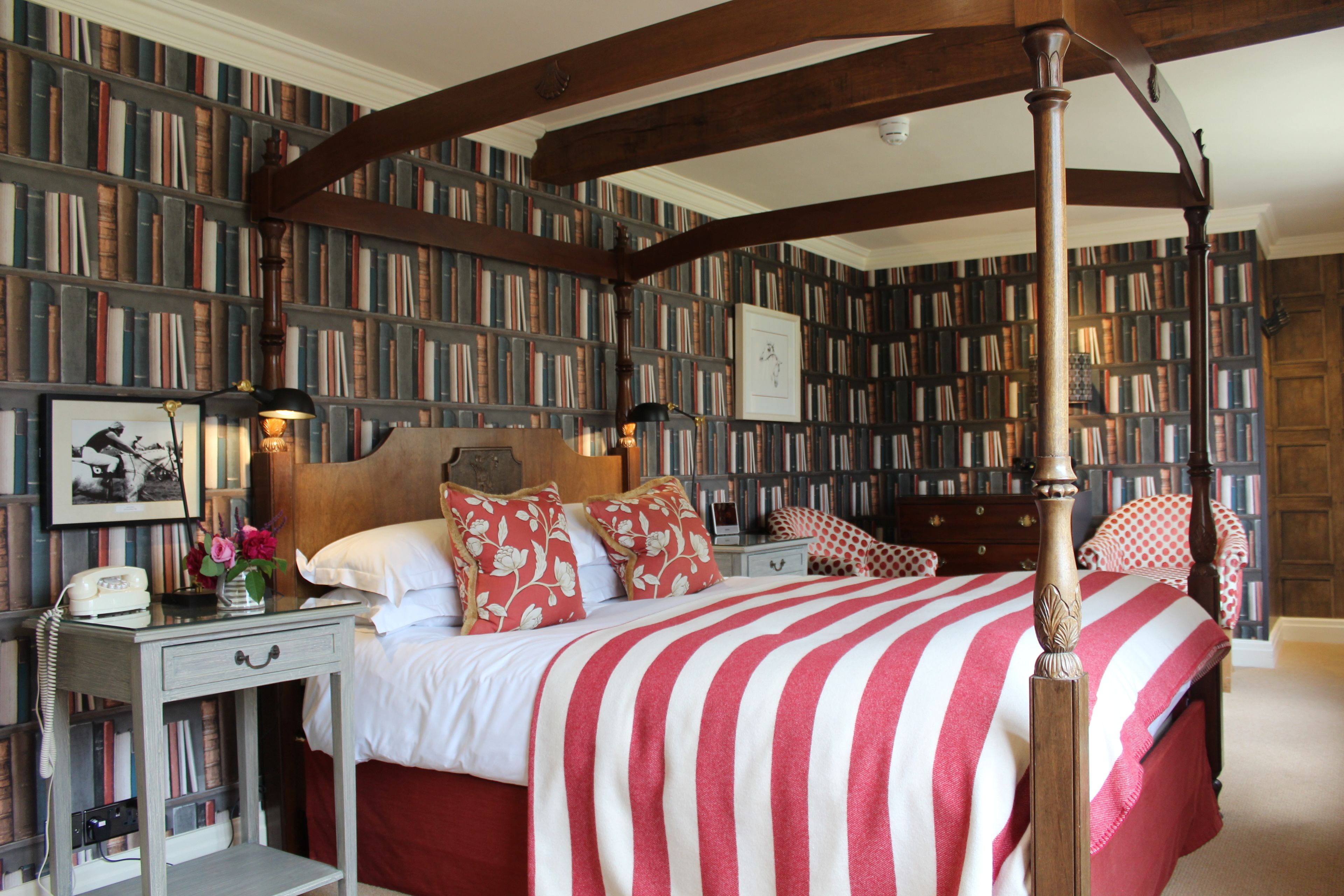 very good four poster | premium bedding, in-room safe, desk, iron/ironing board