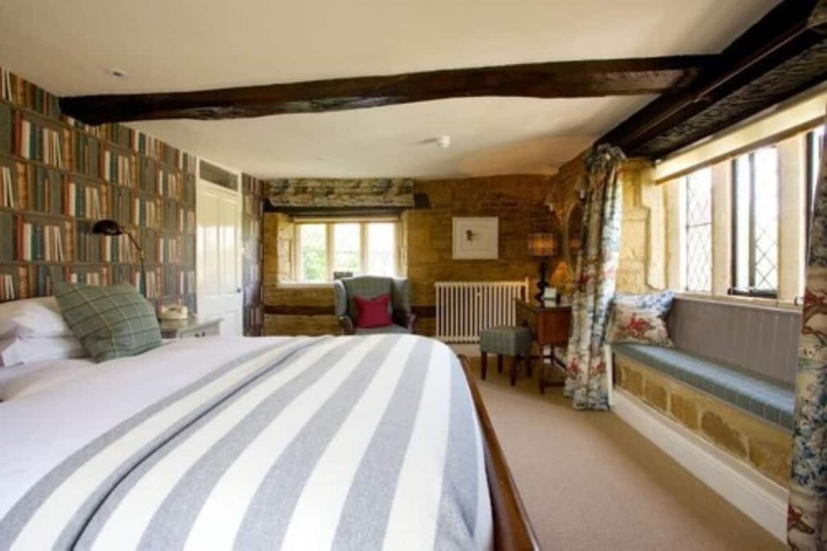 the abbots room | premium bedding, in-room safe, desk, iron/ironing board