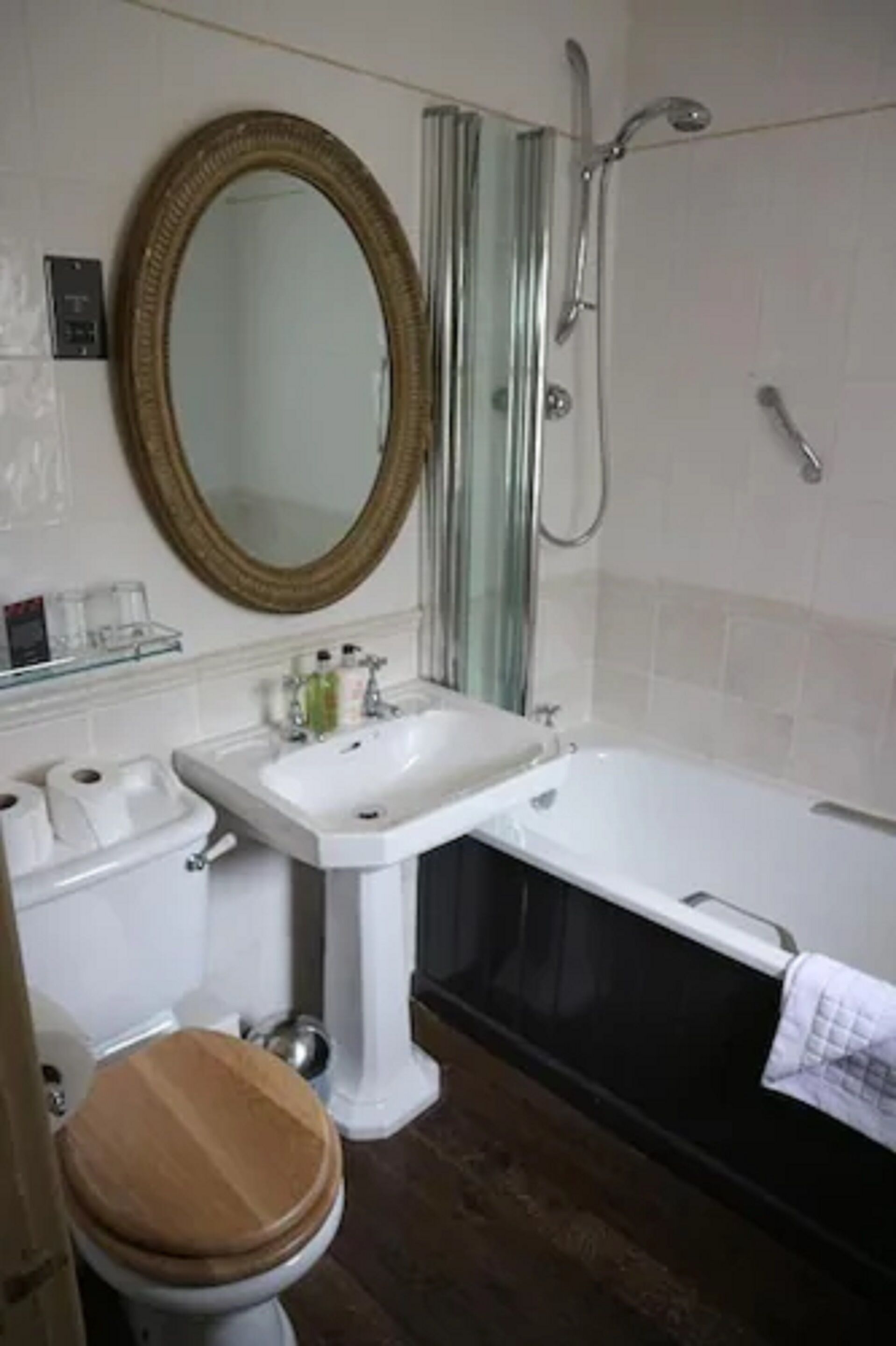 A bathroom with a toilet, sink, and bathtub.