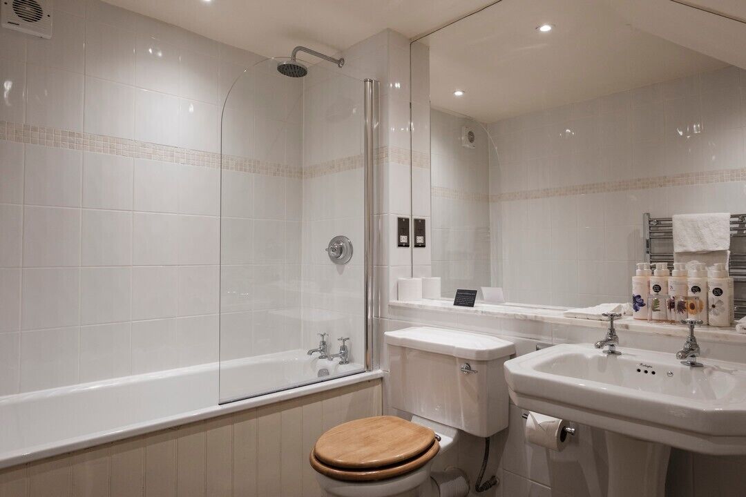 cosy double room | bathroom | free toiletries, hair dryer, towels