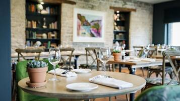 2 restaurants; breakfast, lunch, and dinner served