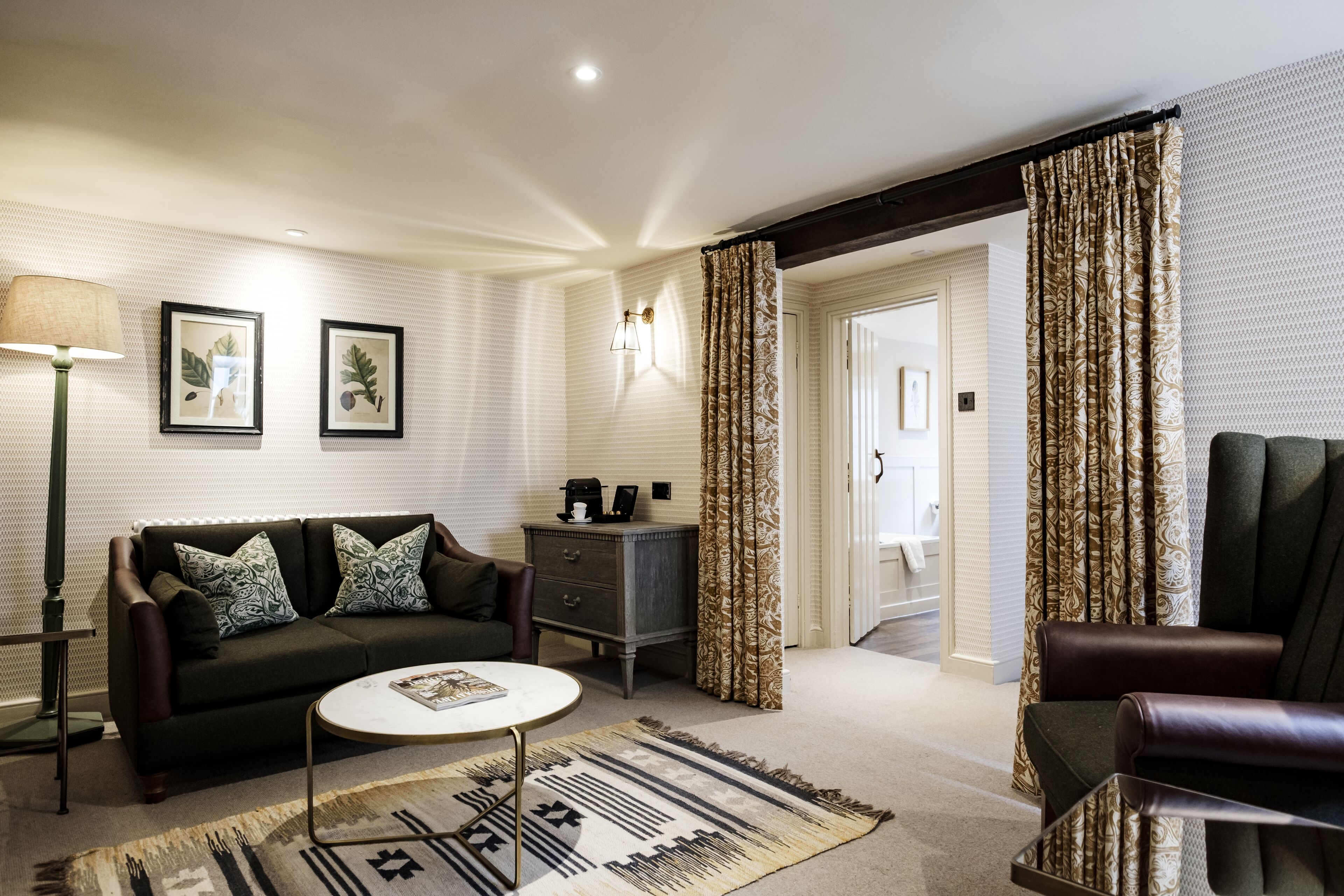 deluxe double room | living area | tv