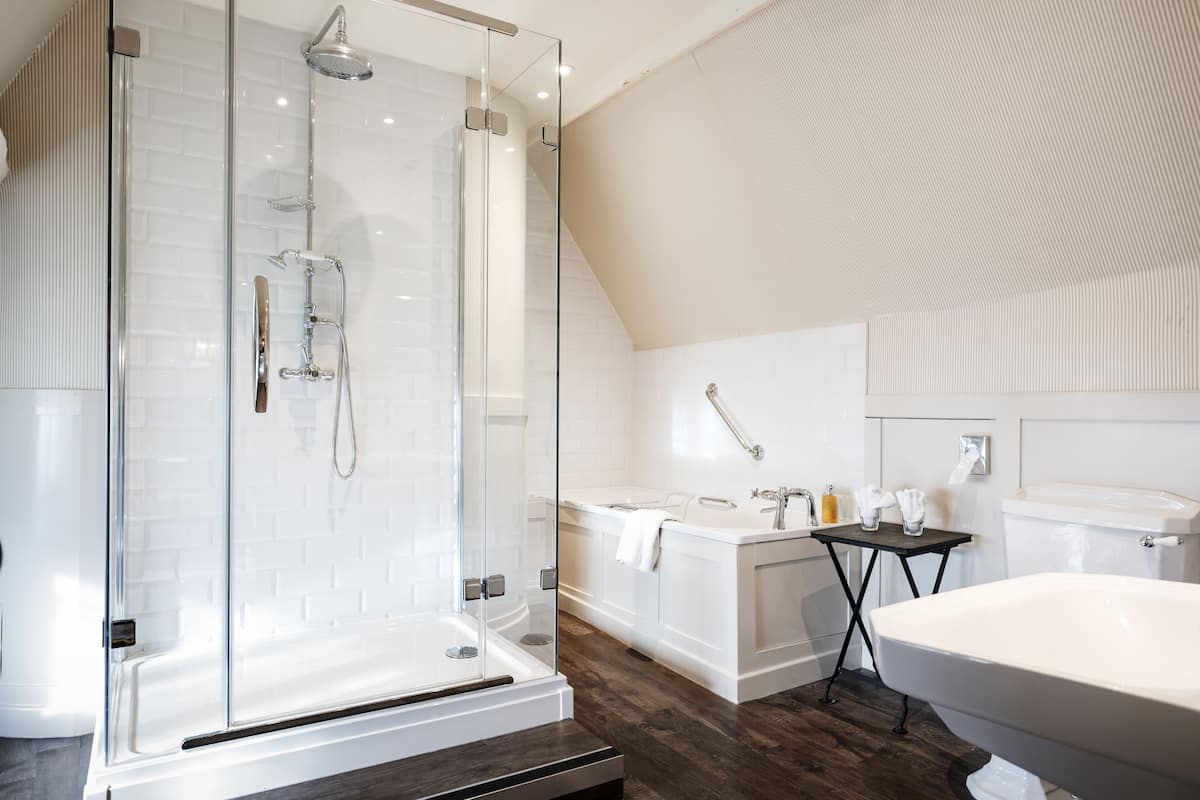 deluxe double or twin room | bathroom | free toiletries, hair dryer, towels