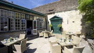 Breakfast, lunch and dinner served