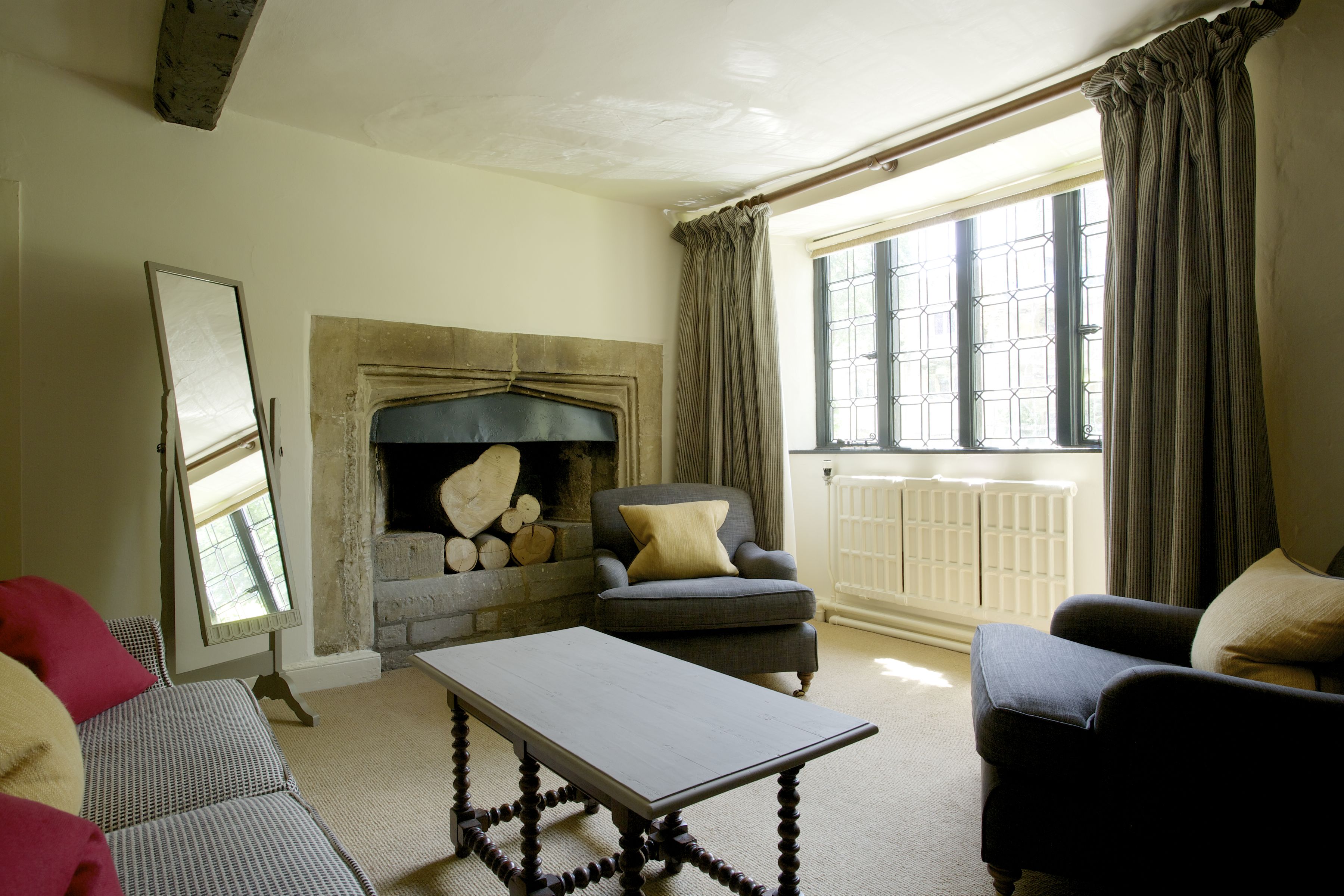 deluxe suite | living area | tv