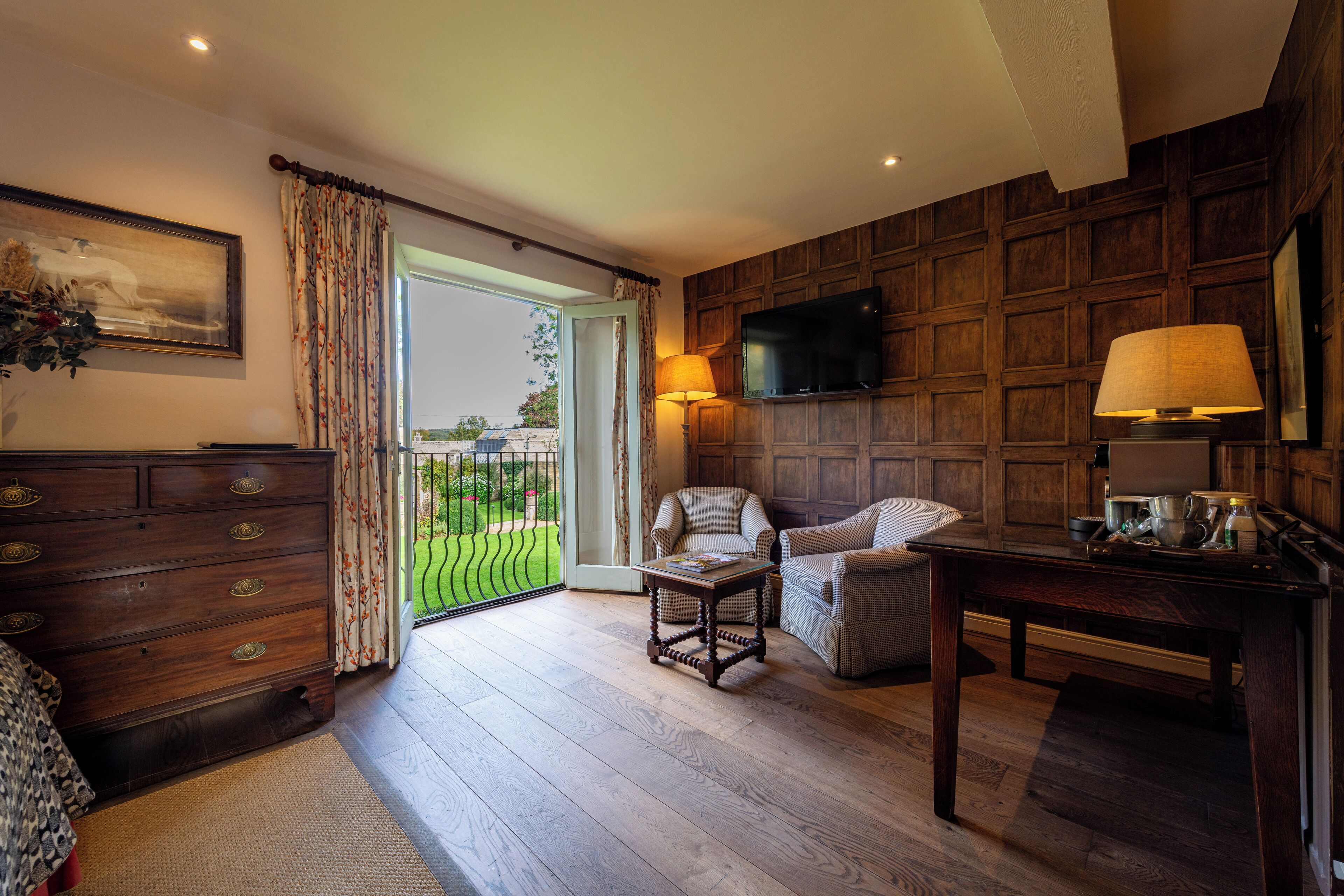 Superior Garden | Living area | TV