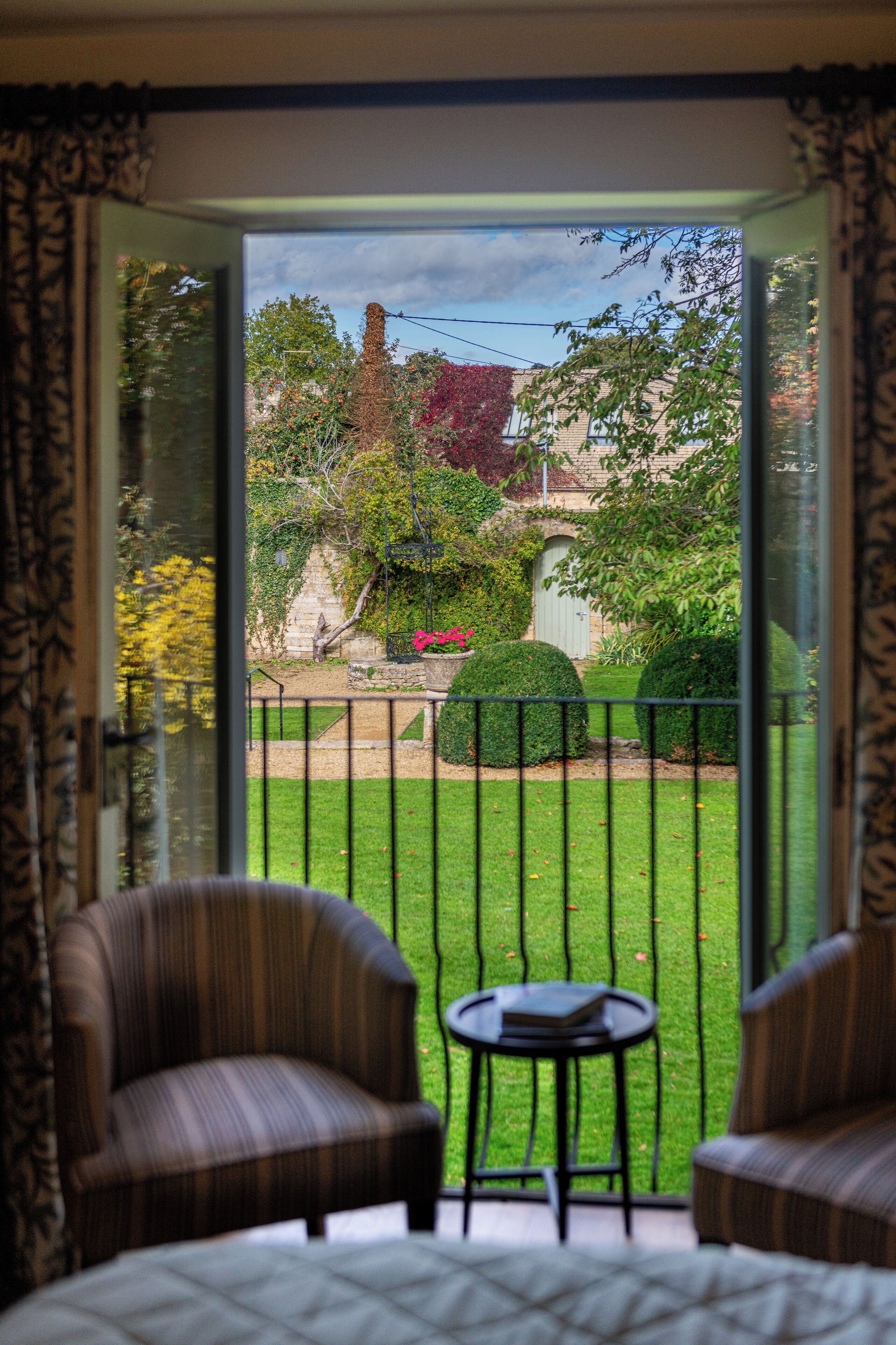 Habitación Gallery doble | Zona de estar | Una televisión