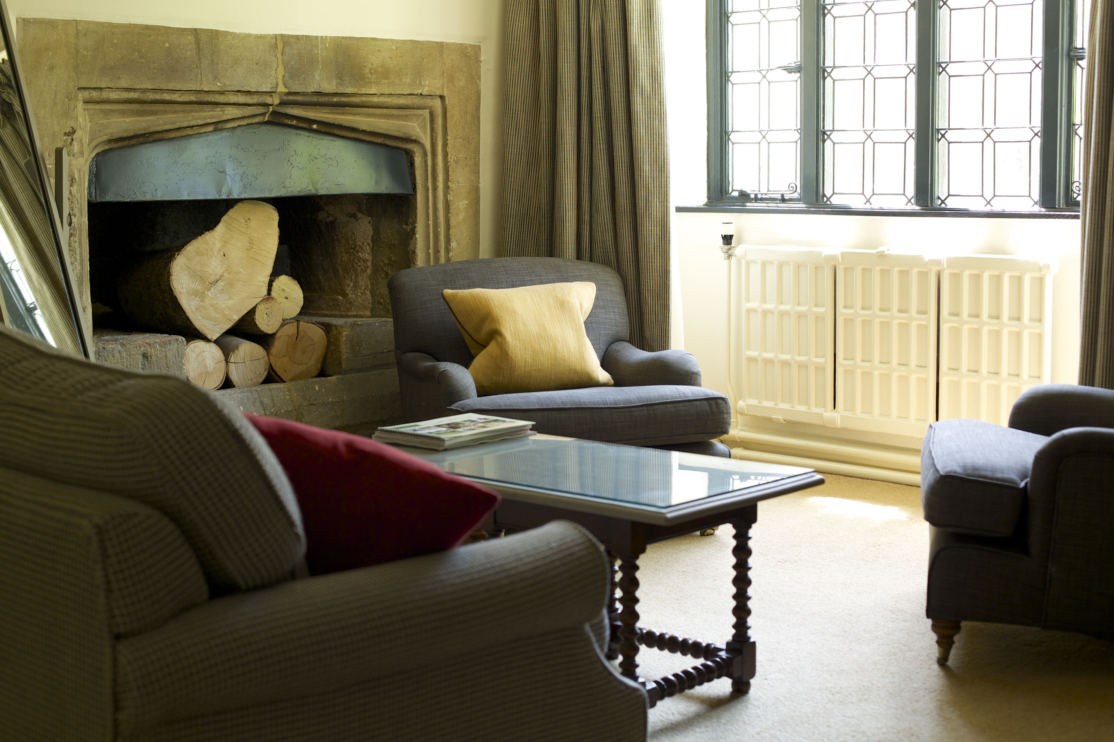 deluxe suite | living area | tv