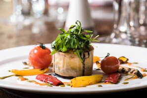 Se sirven desayunos, comidas y cocina francesa con vista al jardín