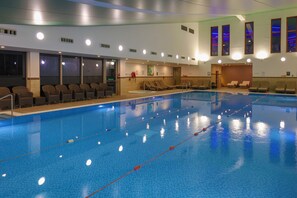 Piscine couverte, chaises longues