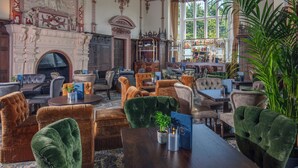 Un salón lujoso con asientos cómodos, chimenea y zona de bar.