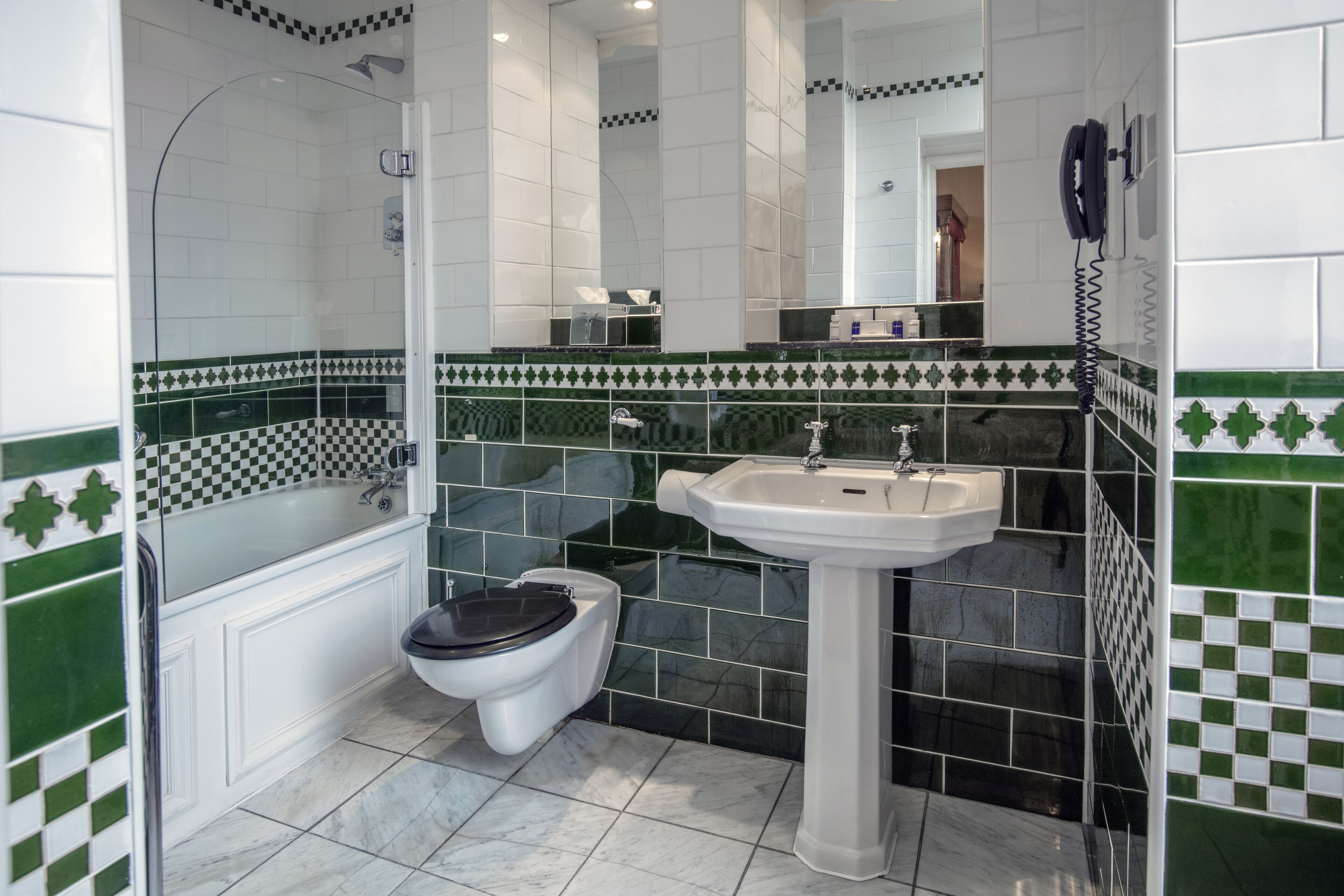 four poster room - old hall | bathroom | combined shower/bathtub, free toiletries, hair dryer, towels