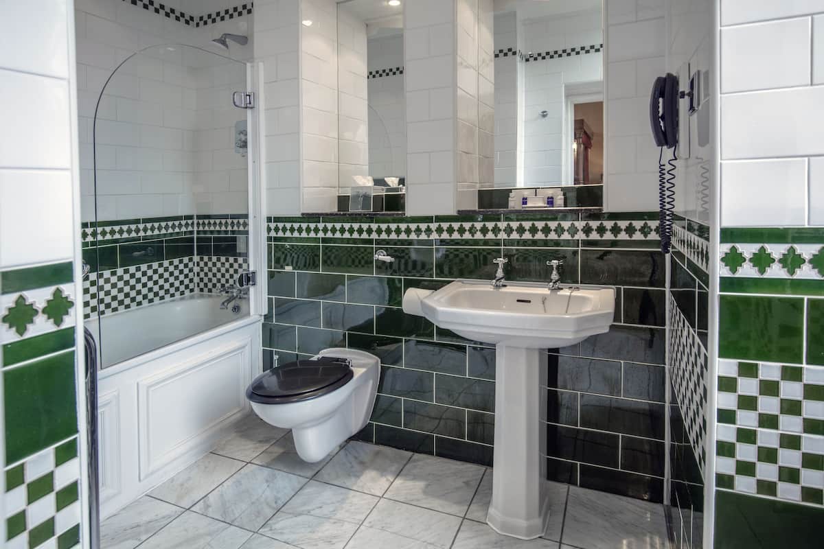 four poster room - old hall | bathroom | combined shower/bathtub, free toiletries, hair dryer, towels