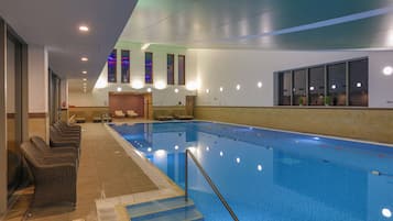 Kolam renang indoor, dengan kursi berjemur