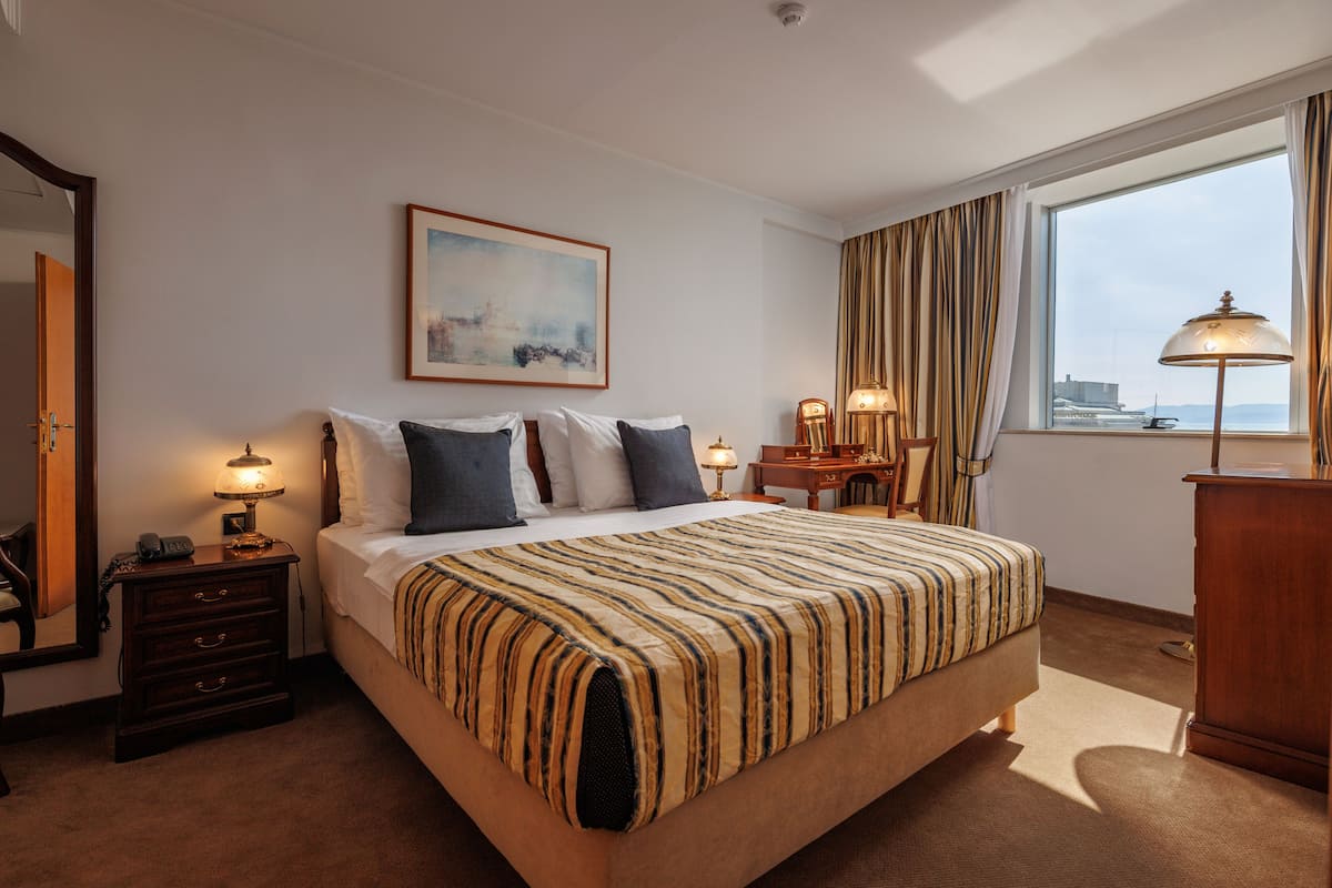 Suite | 1 bedroom, premium bedding, down comforters, minibar