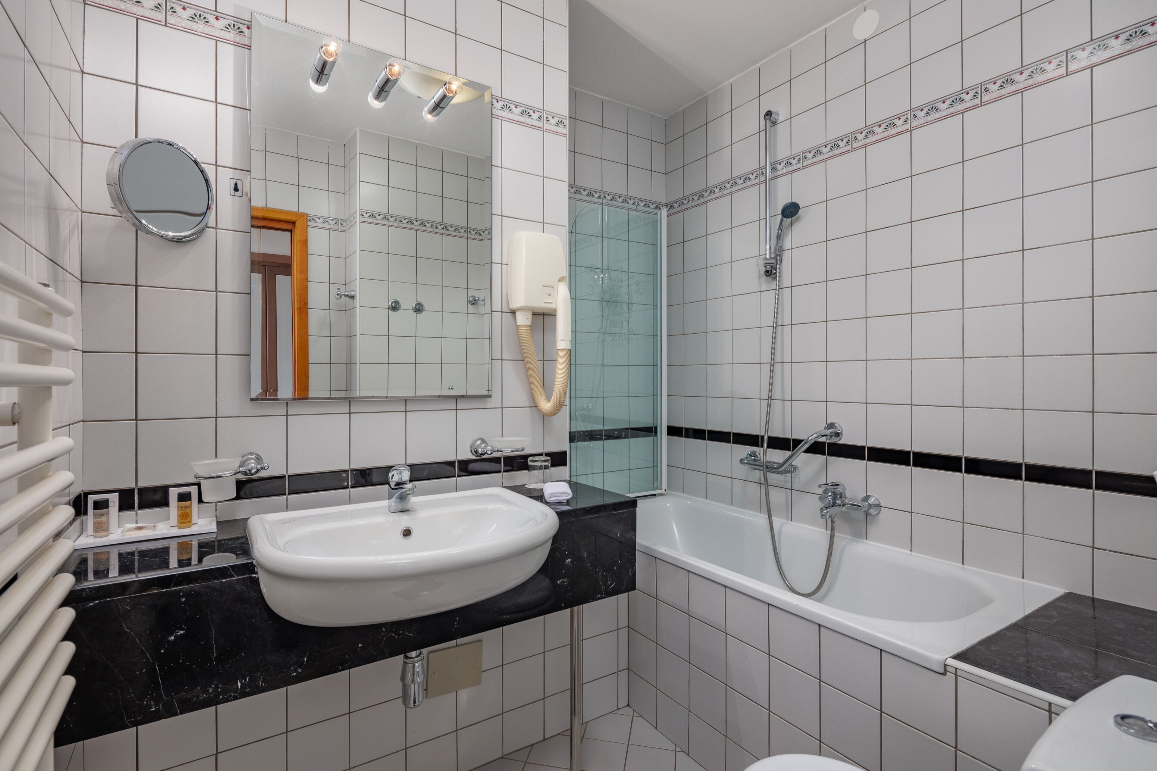 standard single room | bathroom | combined shower/bathtub, free toiletries, hair dryer, towels