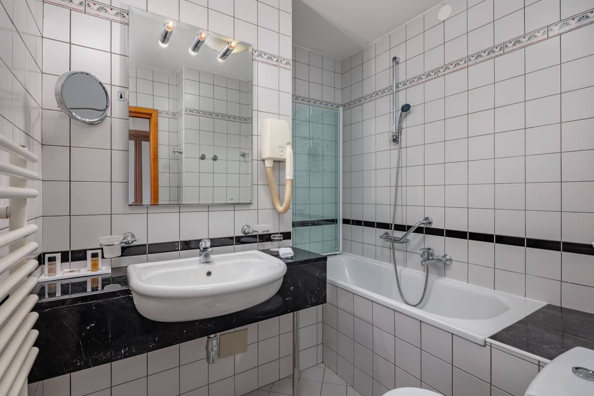 standard single room | bathroom | combined shower/bathtub, free toiletries, hair dryer, towels