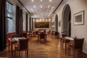 3 restaurants, breakfast, lunch, dinner served; Mediterranean cuisine 