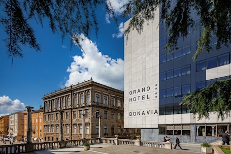 Exterior detail. Grand Hotel Bonavia