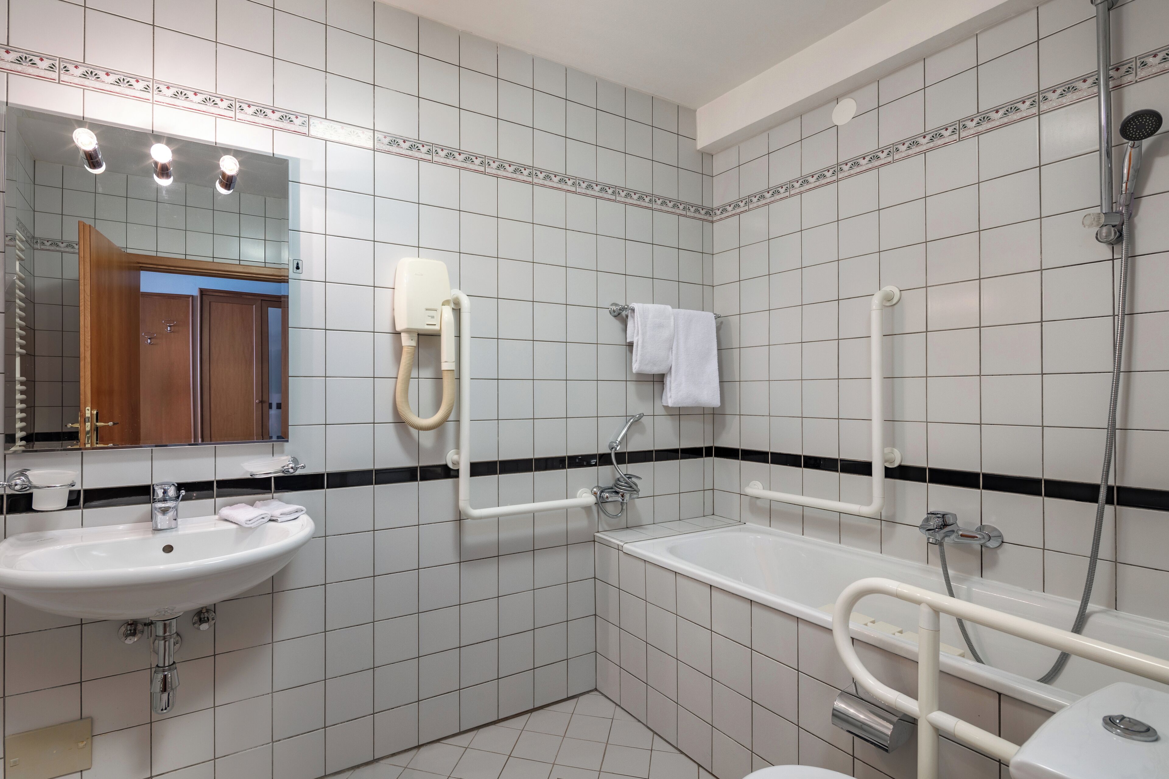 superior double or twin room- accessible | bathroom | combined shower/bathtub, free toiletries, hair dryer, towels